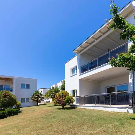 Villa Captivating House With Shared Pool And Central Location In Gumusluk, Bodrum *