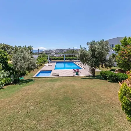 Captivating House With Shared Pool And Central Location In Gumusluk, Bodrum Gumusluk